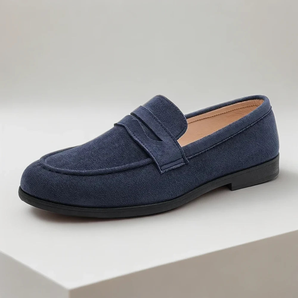 Mocassin haut homme noir porté au quotidien avec tenue décontractée