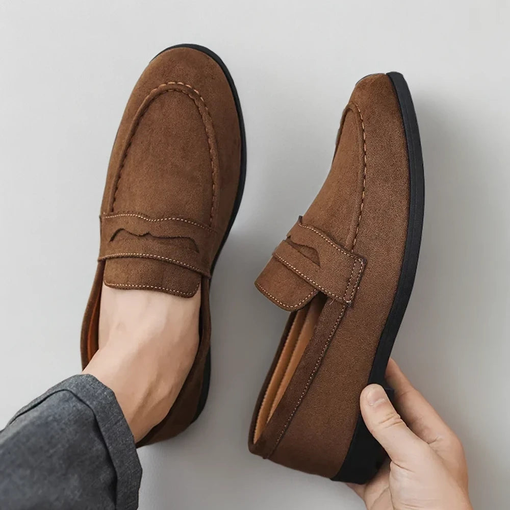 Vue de dessus mocassin haut homme marron révélant l'ouverture généreuse