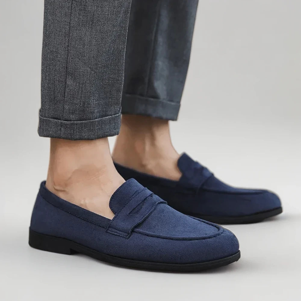 Mocassin haut homme bleu porté avec chaussettes mocassin coordonnées