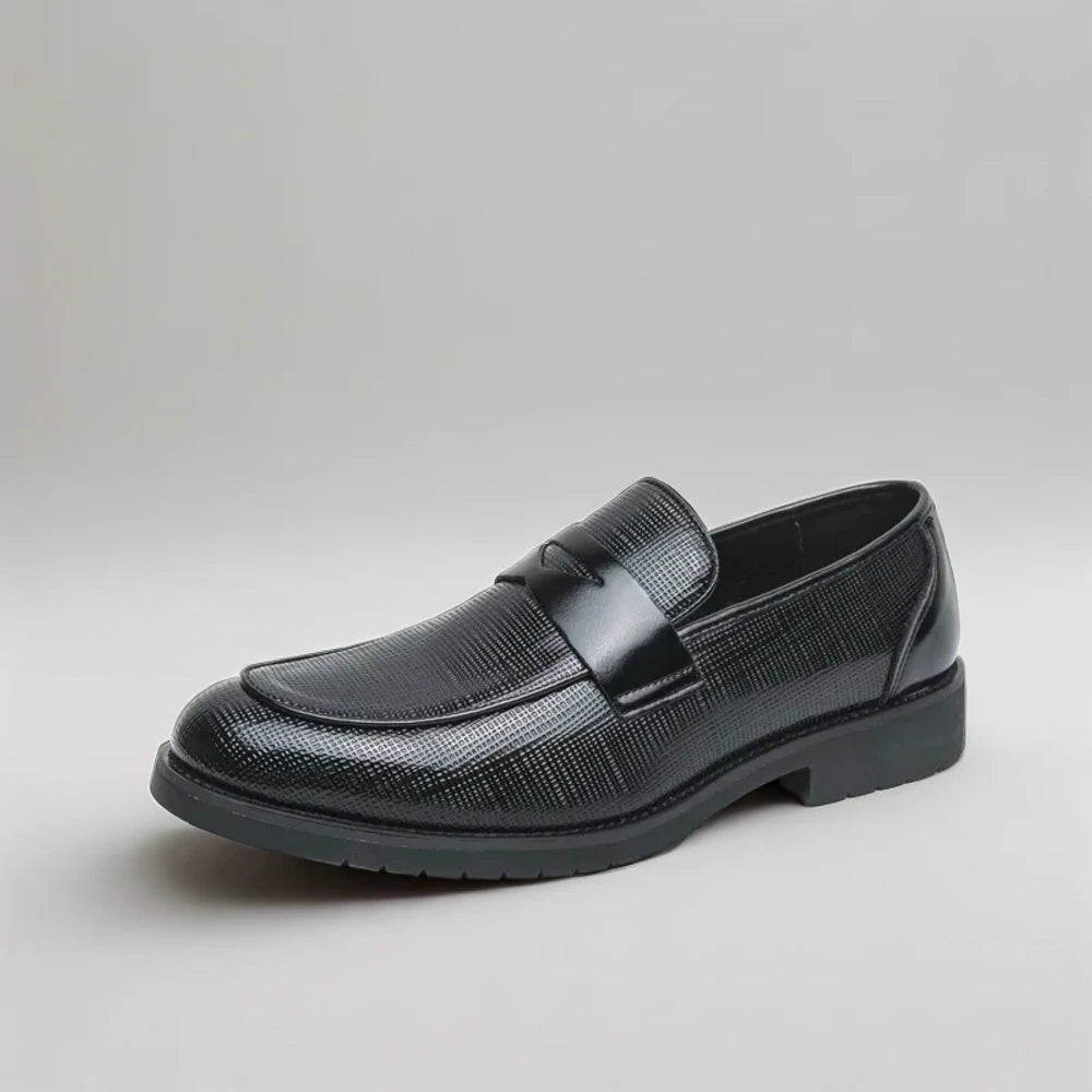 Mocassin homme marron porté avec costume formel