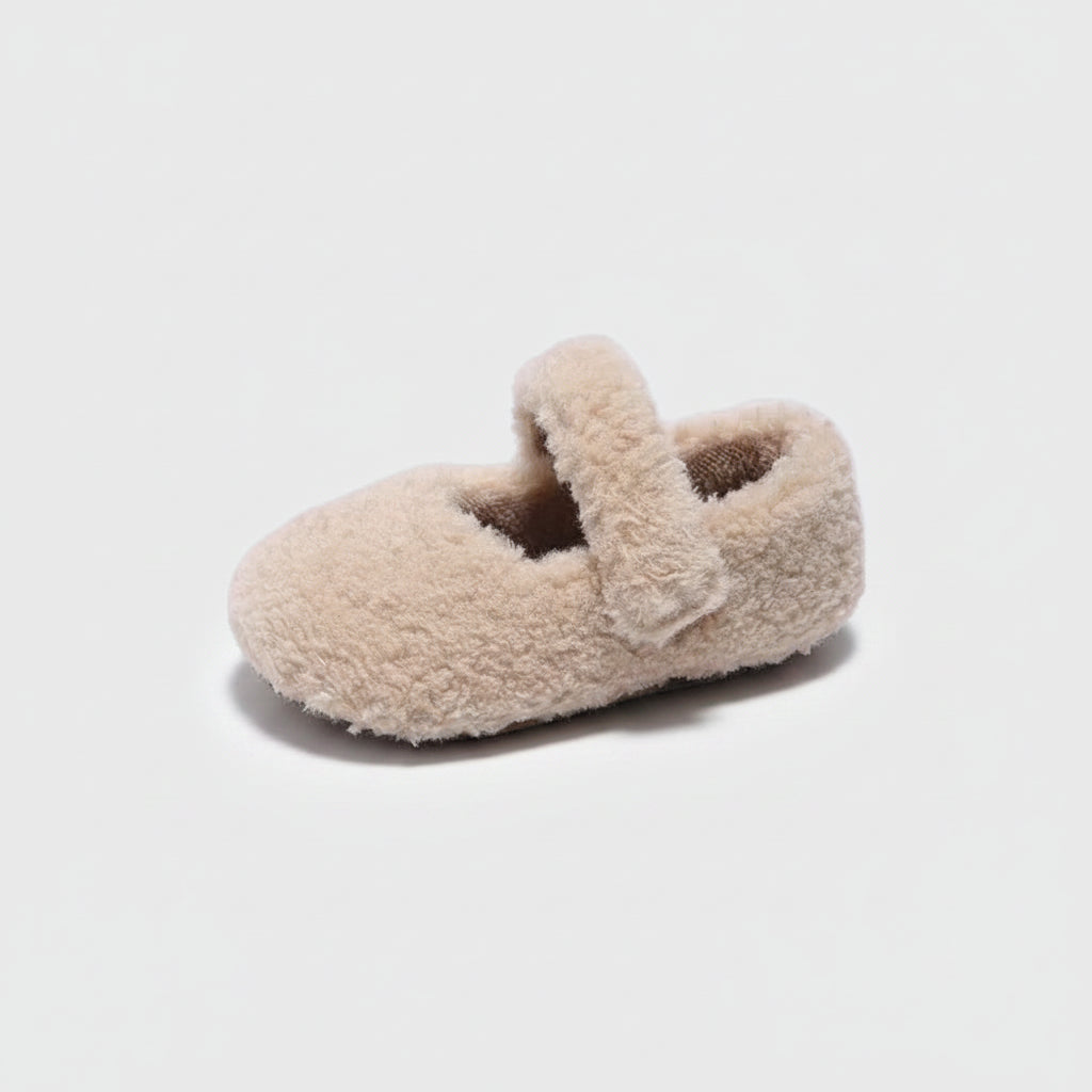 Mocassin hiver beige enveloppant le pied dans une matière peluche douce et chaude