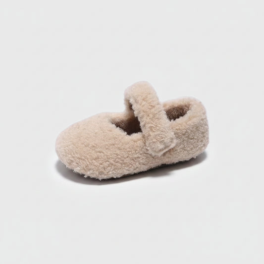 Mocassin hiver beige enveloppant le pied dans une matière peluche douce et chaude