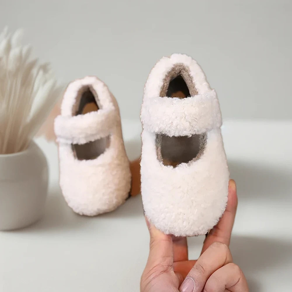 Vue rapprochée de la semelle flexible du mocassin hiver marron confortable