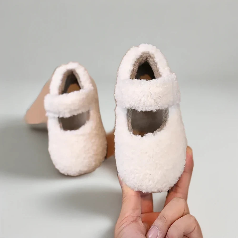 Paire de mocassin en hiver kaki posée montrant le design plat et épuré