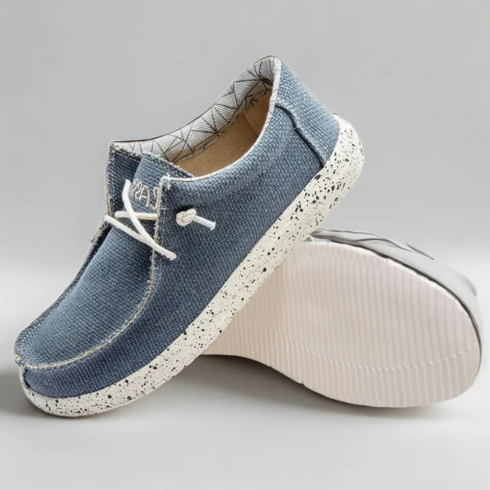 Mocassins homme bleu portés décontractés en tenue casual