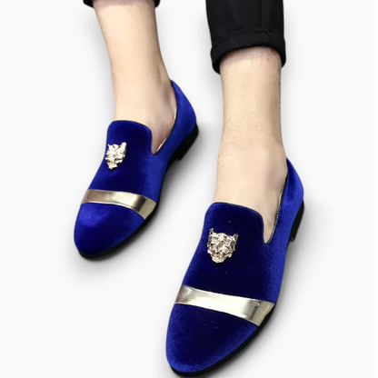 Mocassins bleus homme portés au quotidien dans un style décontracté élégant