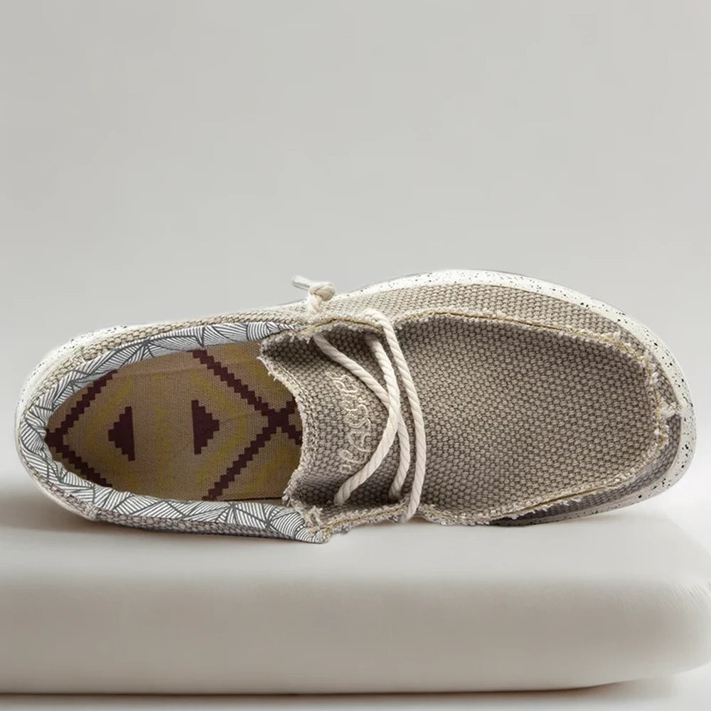 Mocassin homme bleu de face montrant la coupe ajustée