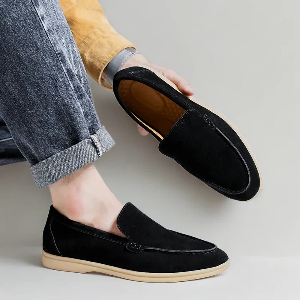 Mocassin homme classe noir élégant avec costume formel