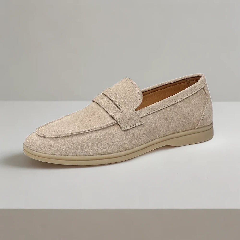 Mocassin classe porté au bureau avec costume gris