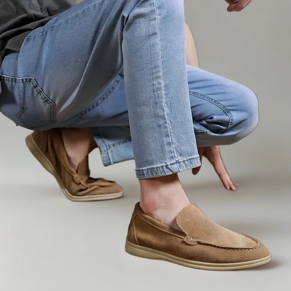Mocassin classe homme teinte bordeaux sur pieds en marche urbaine