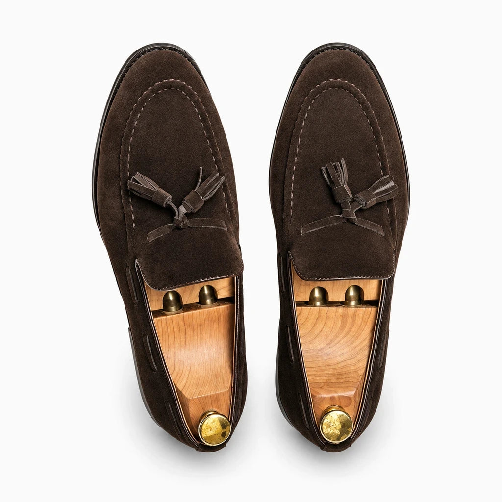 Mocassin homme costume en croûte de cuir souple, silhouette sans lacet, vue de profil
