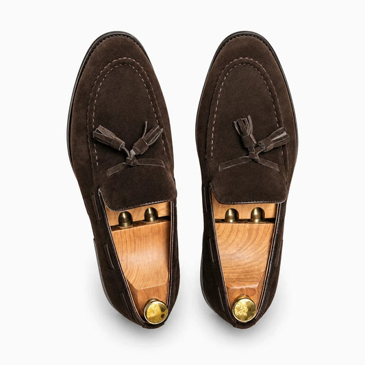 Mocassin homme costume en croûte de cuir souple, silhouette sans lacet, vue de profil
