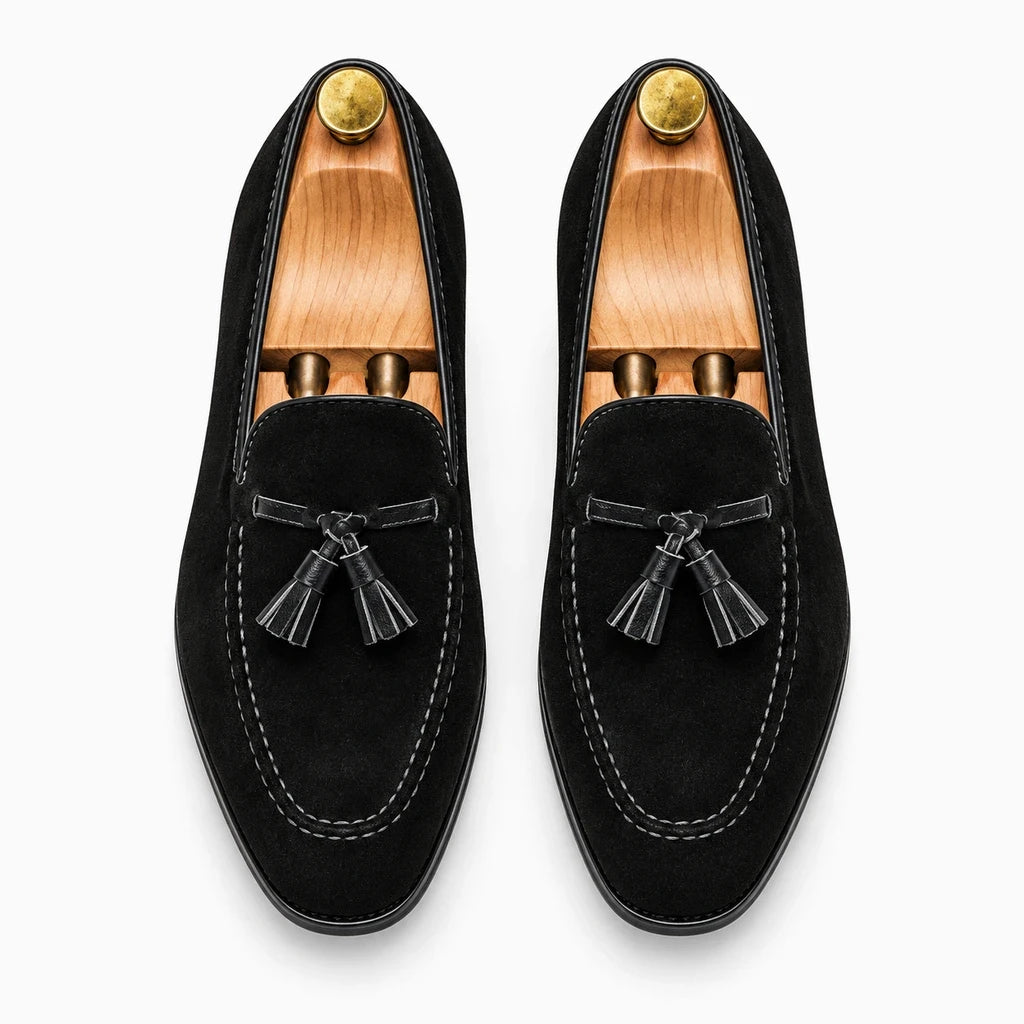Mocassins costume homme noirs en croûte de cuir, enfilage facile, détail de la tige