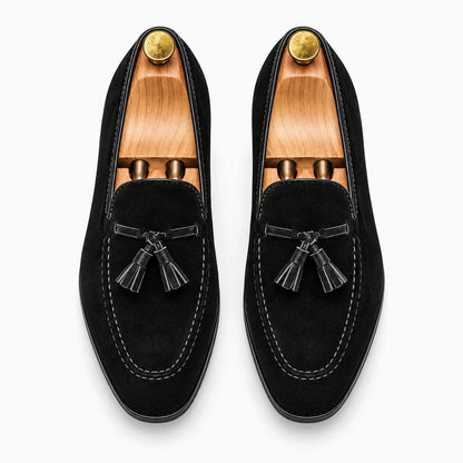 Mocassins costume homme noirs en croûte de cuir, enfilage facile, détail de la tige