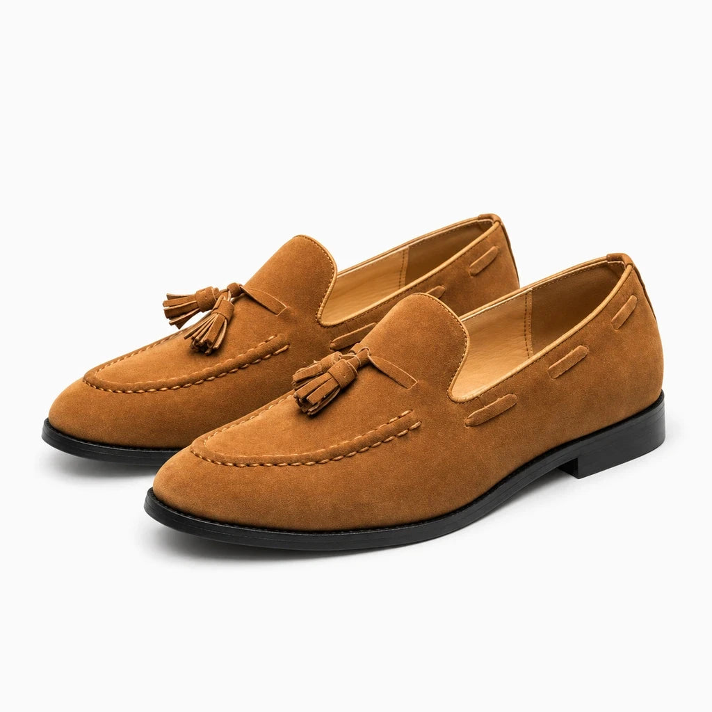 Mocassins homme costume marron, ligne épurée, porté avec pantalon de costume