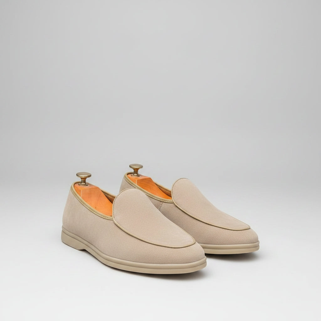 Mocassin homme daim beige vue de profil avec semelle visible