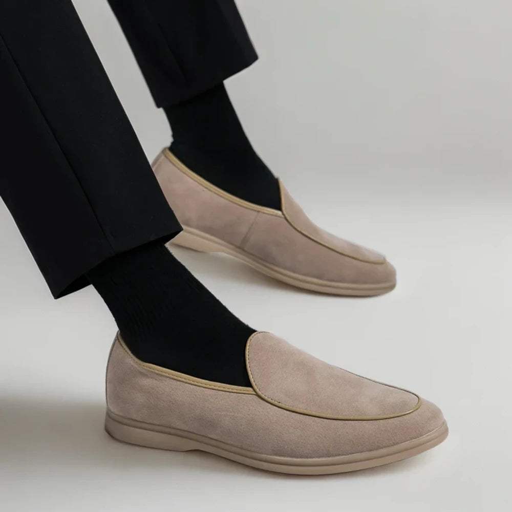 Mocassin homme daim beige vu de trois quarts position repos