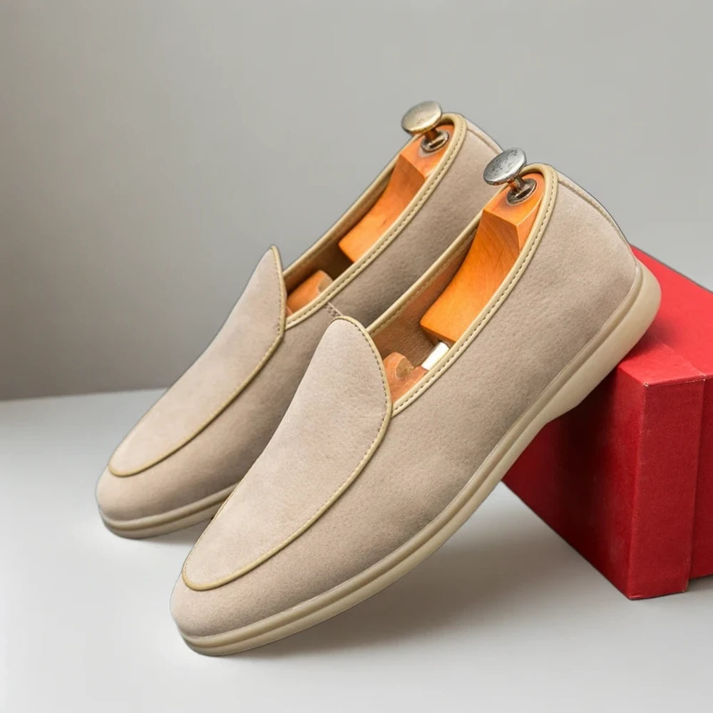 Détail texture daim beige du mocassin homme avec coutures