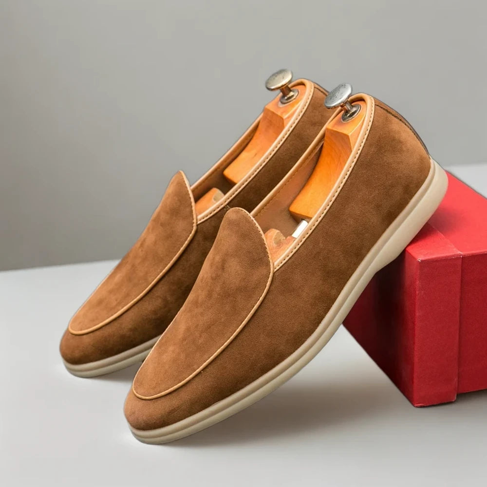 Mocassin daim beige homme enfilé au pied montrant confort