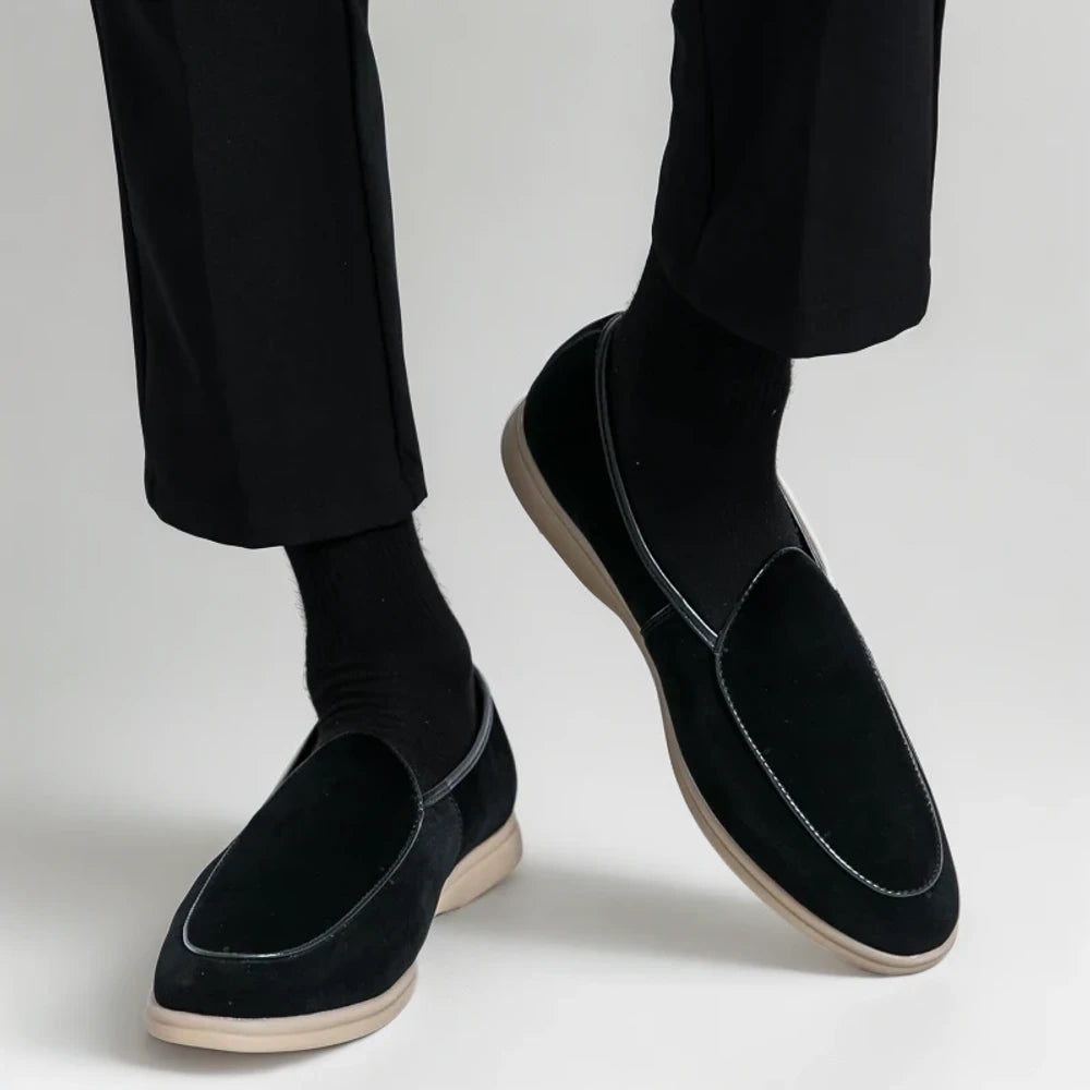 Mocassin daim beige homme porté en tenue bureau décontractée