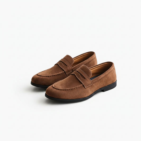 Mocassin homme daim marron avec semelle antidérapante vue de dessus