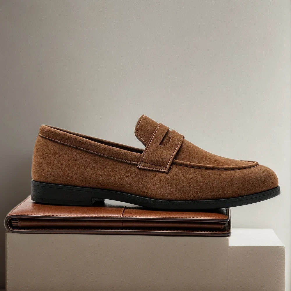 Mocassins daim marron homme posés sur surface claire présentant détails de couture