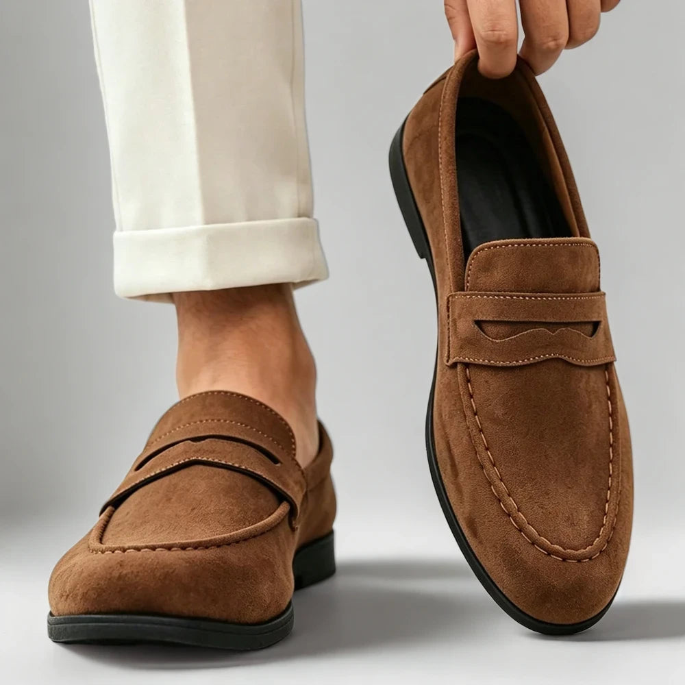 Mocassin daim homme marron enfilé montrant confort et souplesse au quotidien