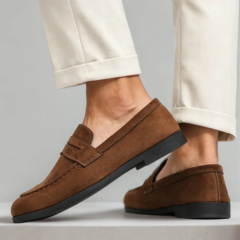 Chaussure mocassin marron daim homme associée avec jean casual décontracté