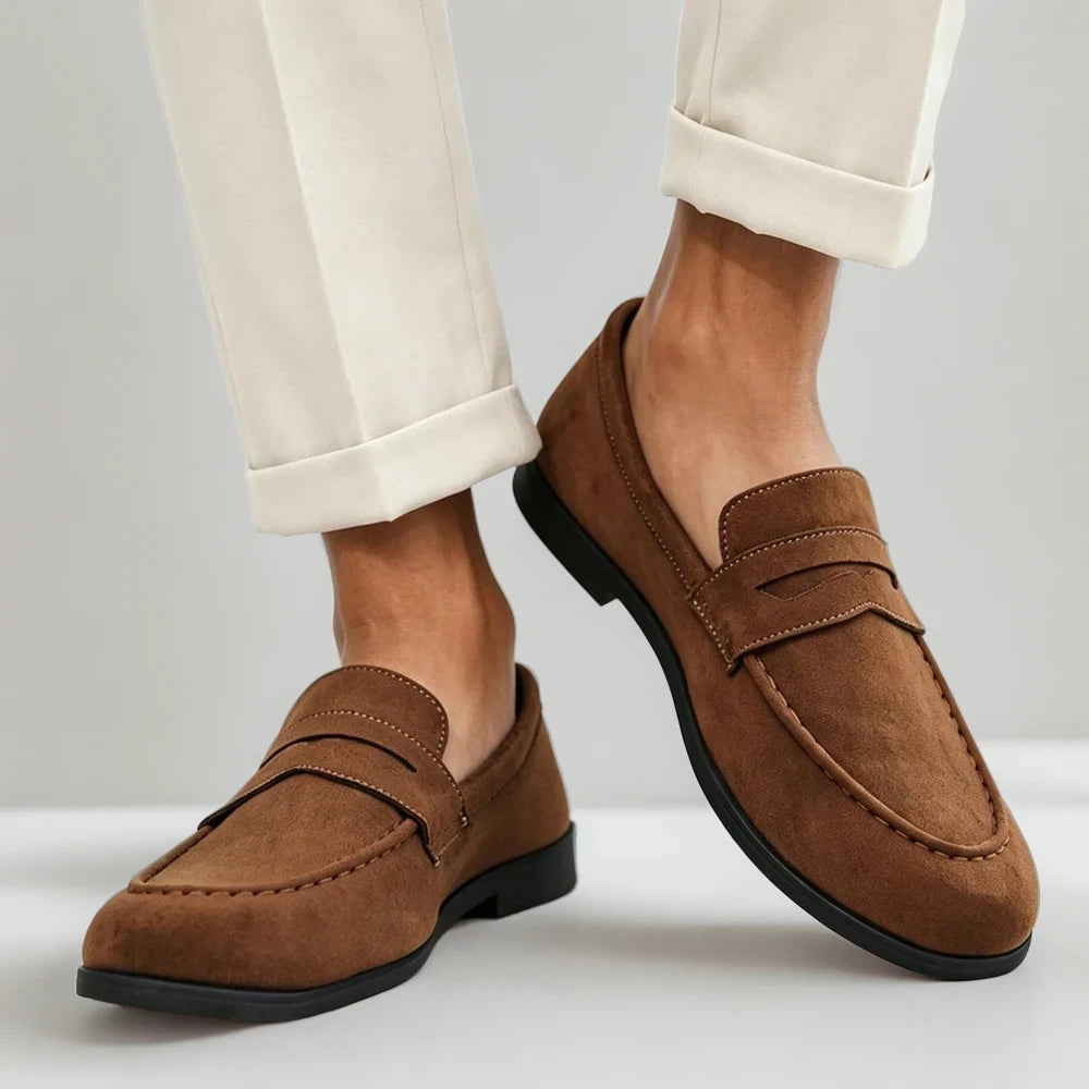 Mocassin daim marron homme compatible avec tenue habillée pantalon classique