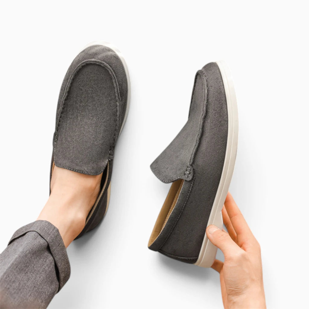 Mocassin homme daim gris en port de pied sur terrain