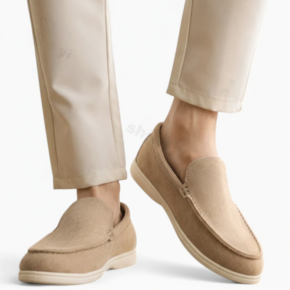 Mocassin homme daim beige en usage quotidien chaussé