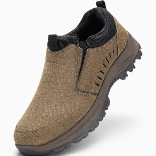 Mocassin homme beige vue de trois-quarts, design épuré et intemporel