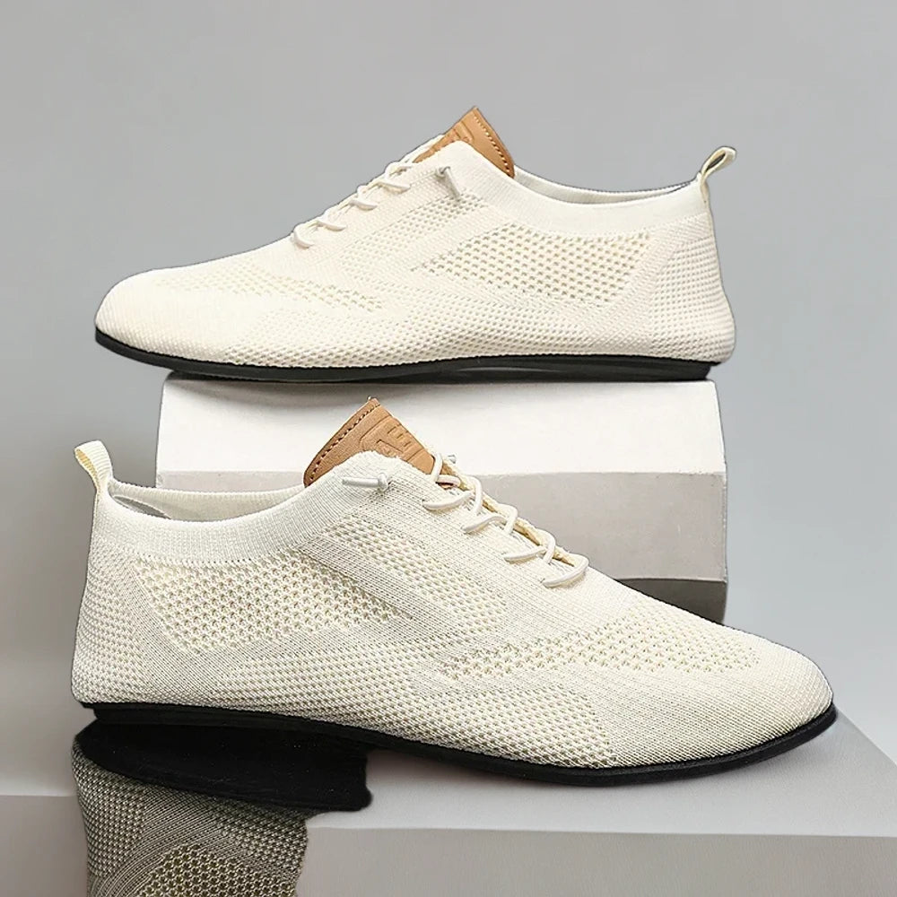 Jeune homme chaussure mocassin trajet voiture