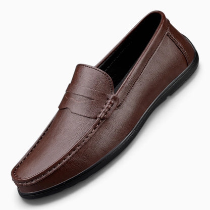 Mocassin homme luxe cuir marron vue de trois-quarts, design épuré et intemporel