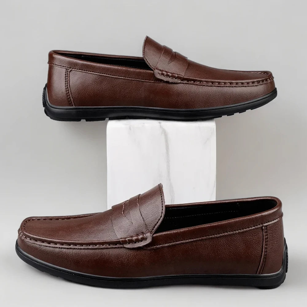 Vue de dessus mocassin cuir noir homme design intemporel