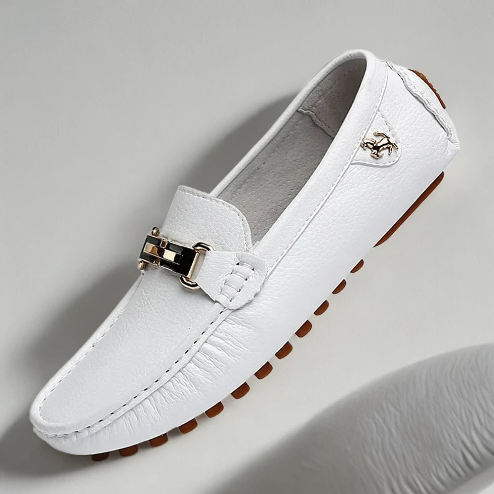 Mocassin bateau homme luxe italien marron en contexte d'été