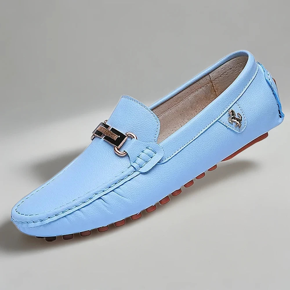 Détail de la couture à la main du mocassin homme luxe italien