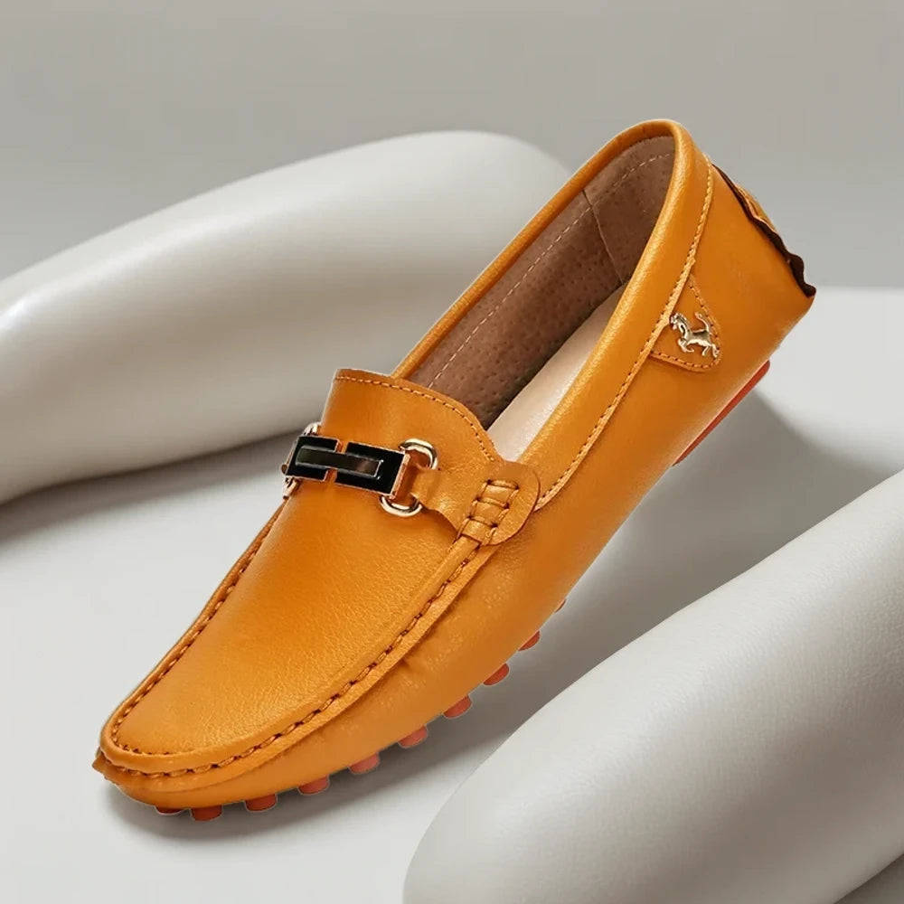 Gros plan sur le design épuré du mocassin homme luxe italien
