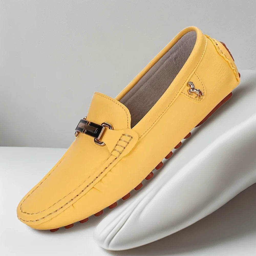 Mocassin homme luxe italien porté pieds nus en tenue estivale