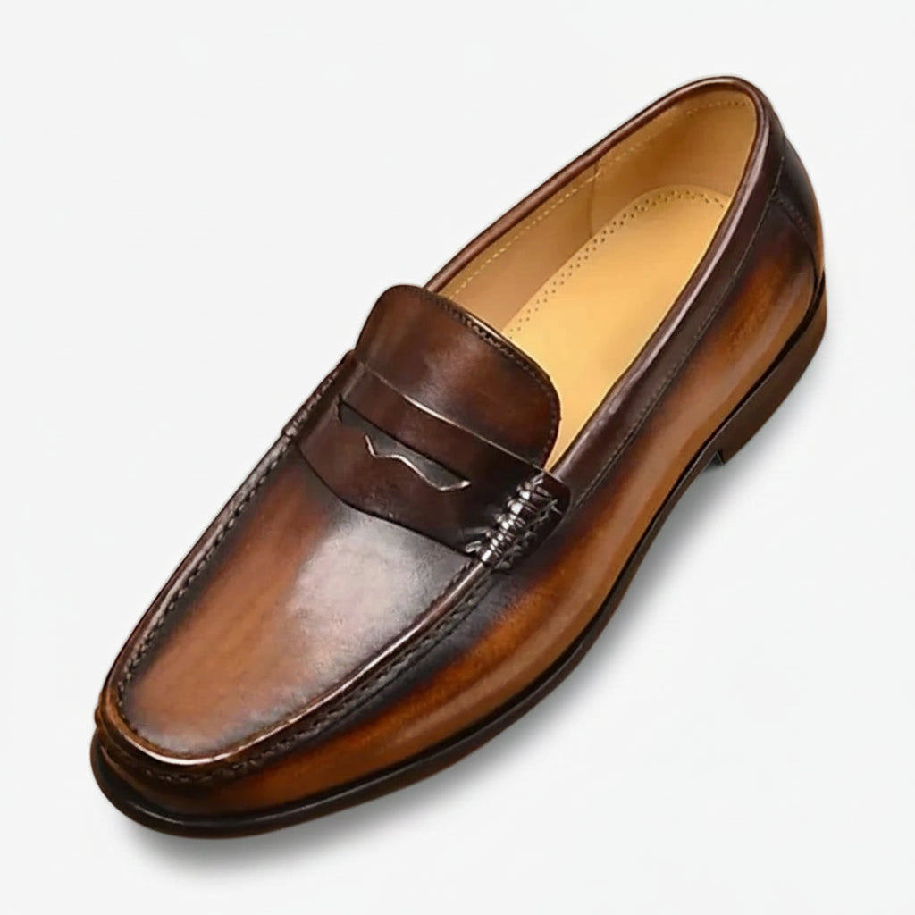 Mocassin homme moderne en cuir noir, design épuré à enfiler pour le bureau