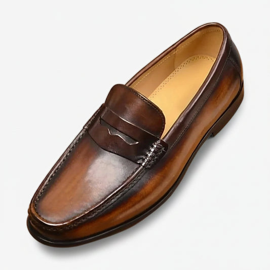Mocassin homme moderne en cuir noir, design épuré à enfiler pour le bureau