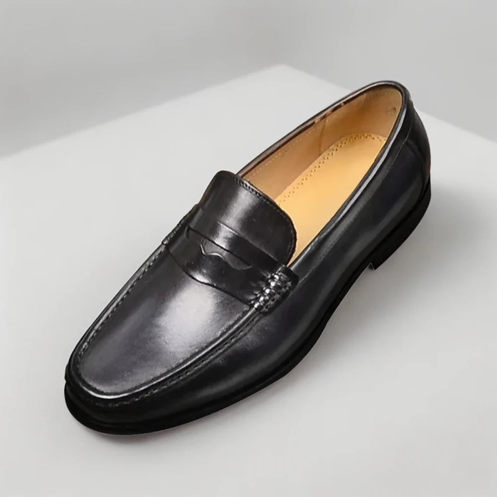 Mocassin homme luxe noir vue de profil, ligne raffinée et discrète