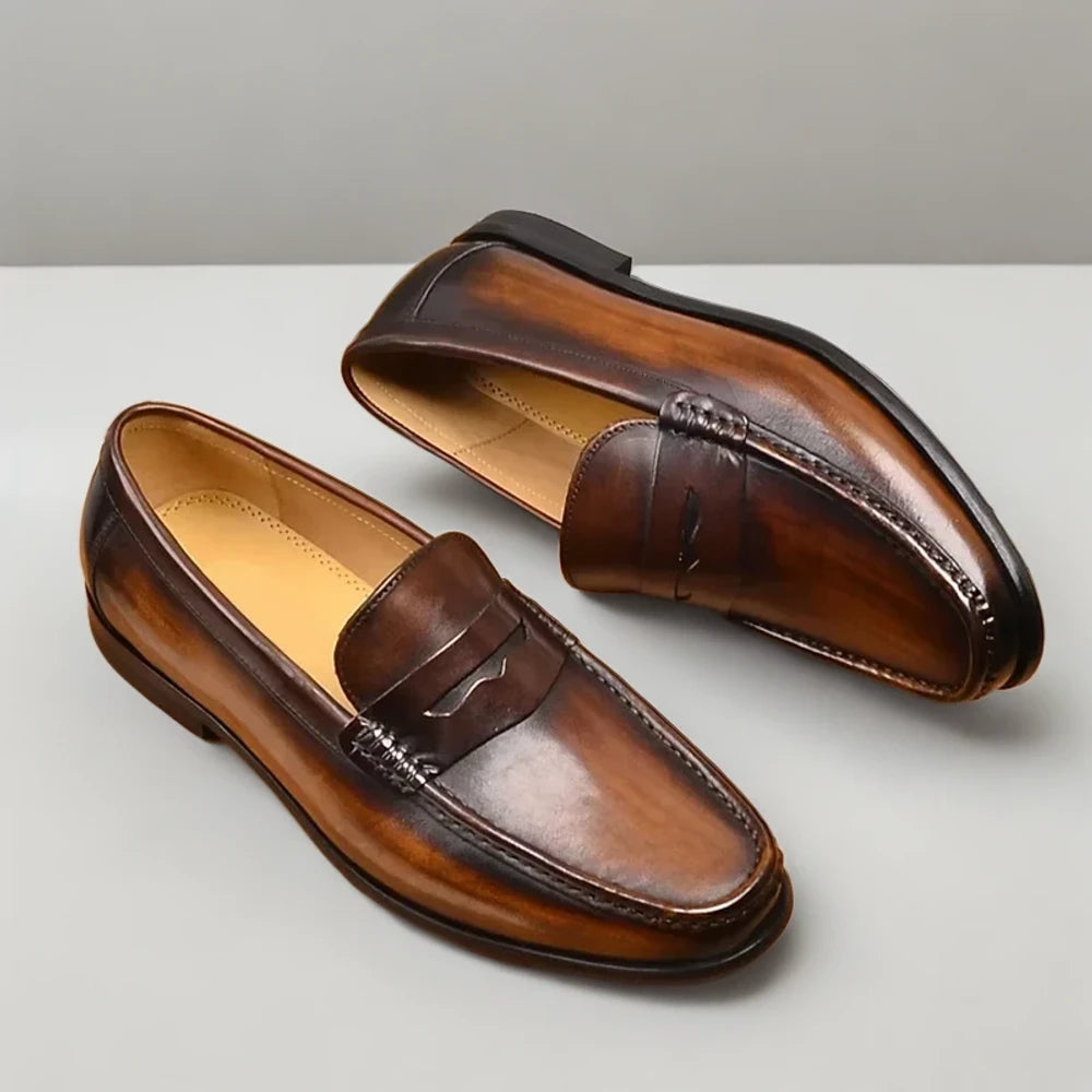 Détail cuir mocassin homme moderne, couture soignée et finition premium
