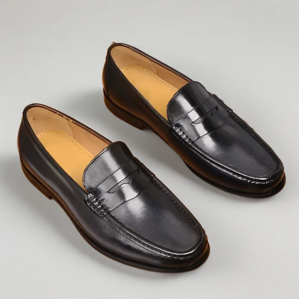 Mocassin homme moderne pose lifestyle, polyvalent bureau et soirée élégante