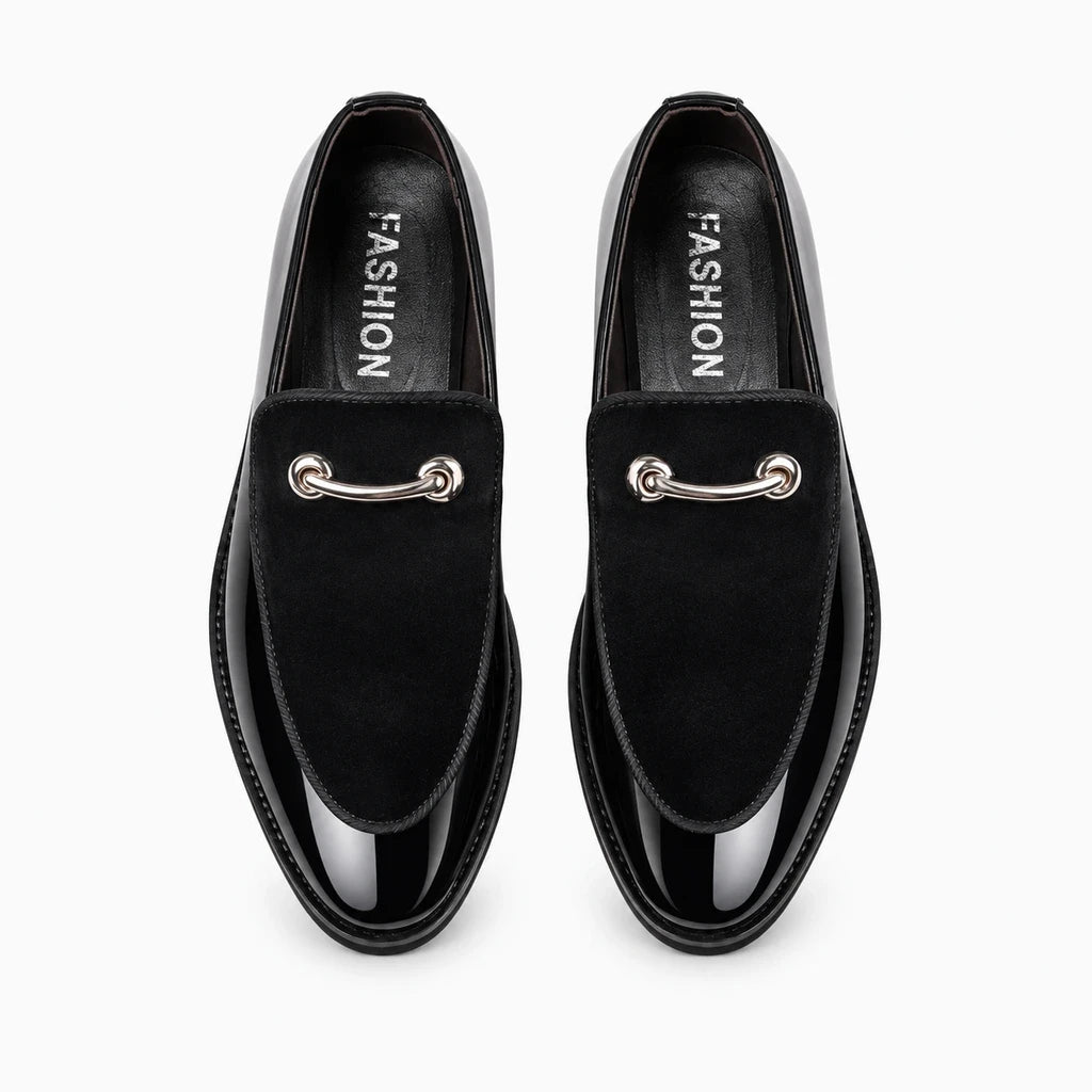 Mocassin cuir verni noir surface brillante finition nette ligne épurée