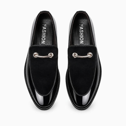 Mocassin cuir verni noir surface brillante finition nette ligne épurée