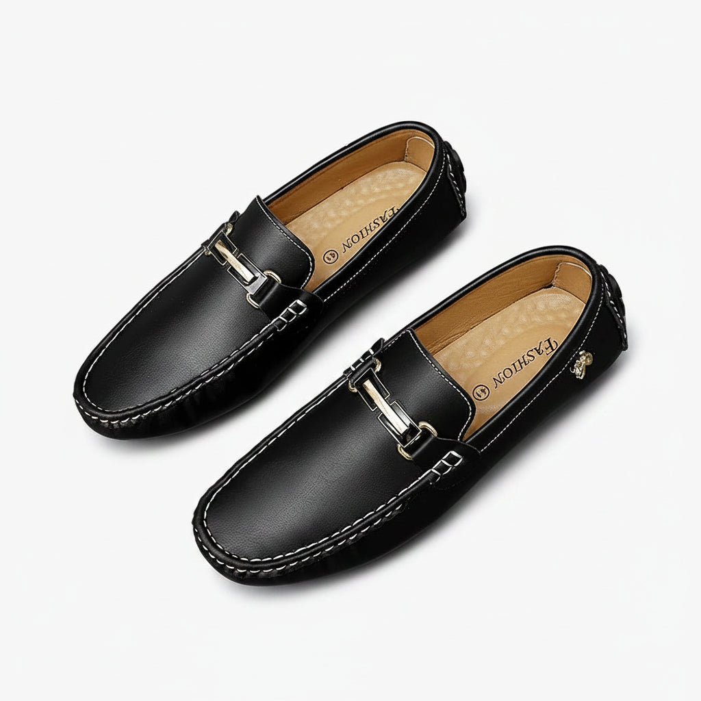 Mocassin homme pied large en cuir blanc, vue de profil montrant le confort et la légèreté