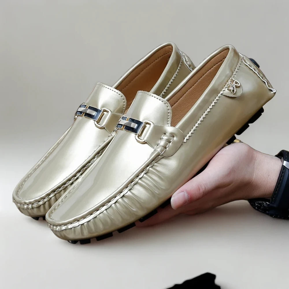 Mocassins pieds larges homme noirs, détail de la semelle souple et du maintien
