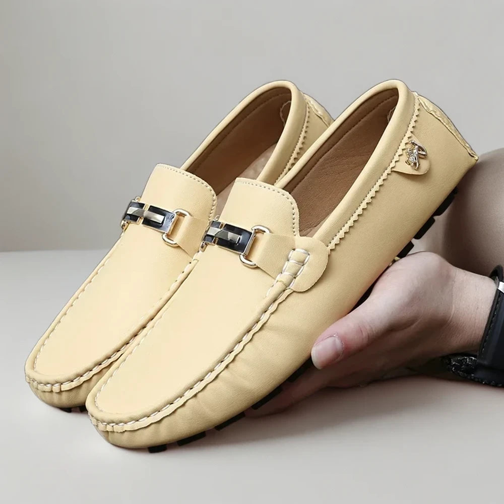 Mocassin pied large homme porté en tenue décontractée, style élégant et discret