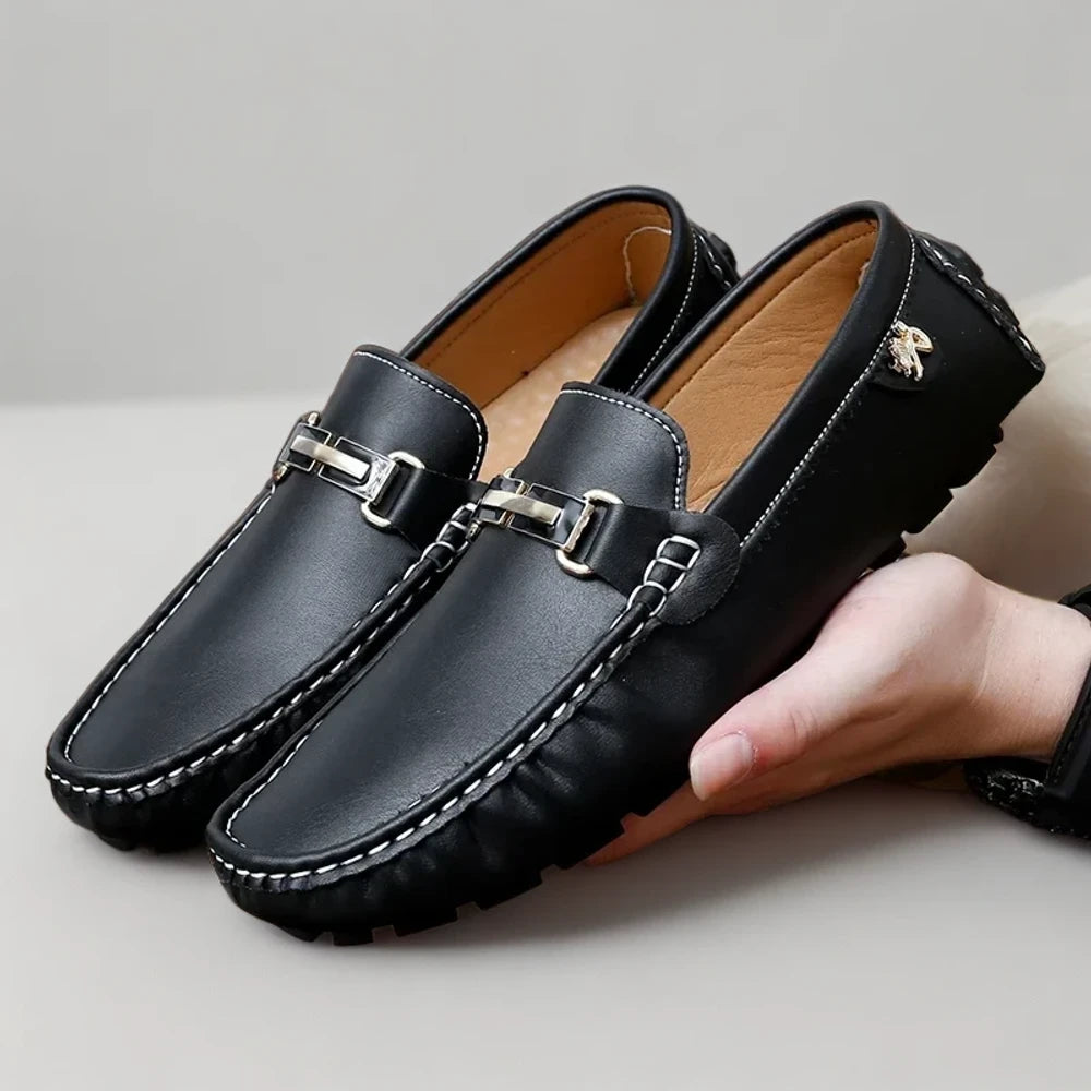 Mocassin homme pied large en noir, détail de la respirabilité et du rembourrage confortable